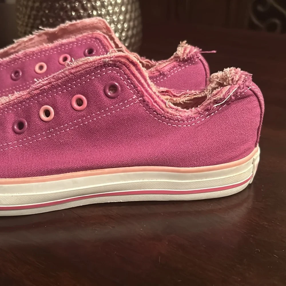 Converse Junior Size 6 W/ Distressed Borders Purple and pink color, Brand new - Picture 3 of 12